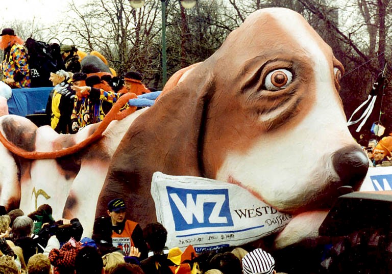 WZ-Hund Werbewagen der Westdeutschen Zeitung, Düsseldorfer Rosenmontagszug 1999.