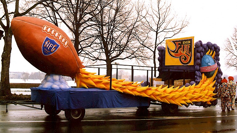 Rhein-Fire Promotion-Wagen der Düsseldorfer Football-Mannschaft Rhein-Fire, Düsseldorfer Rosenmontagszug 1999. Höhe: 4 m.