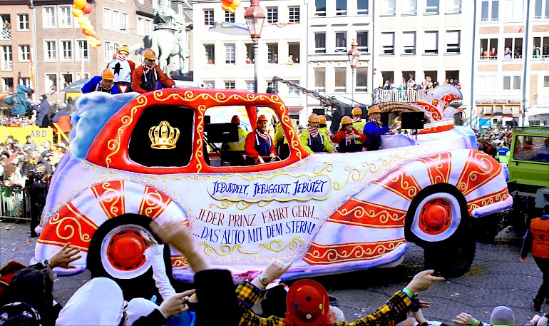 Mercedes-Benz-Werbewagen im Karneval 2011