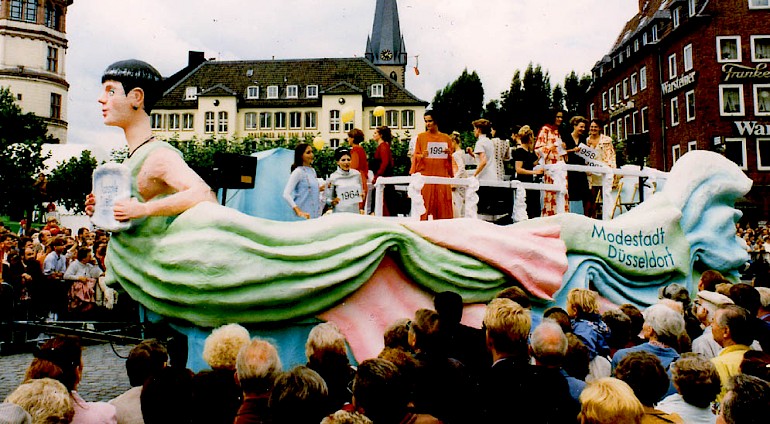 Modeschulewagen 1 Werbewagen der Modeschule Düsseldorf zur 50-Jahr-Feier von Nordrhein-Westfalen in Düsseldorf 1996.