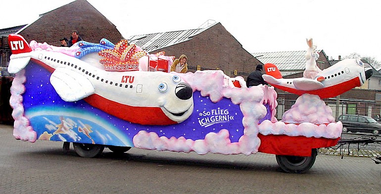 LTU-Werbewagen 1 Werbewagen der LTU im Düsseldorfer Rosenmontagszug 2001.