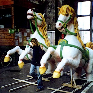 Pferdegespann vor einem Karnevalswagen
