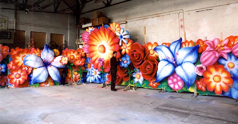 Blumenparade für einen Karnevalswagen