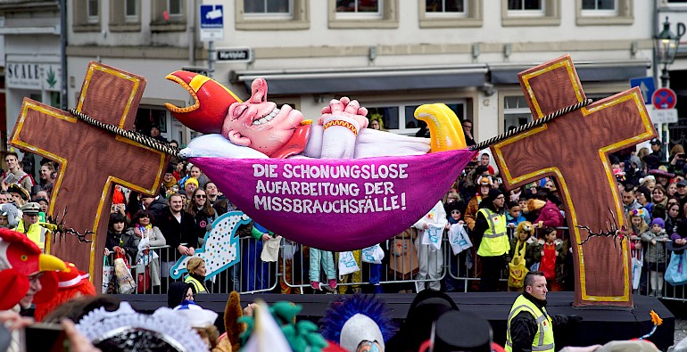 Die schonungslose Aufarbeitung der Missbrauchsfälle durch die Kirche, 2019, 2021 und 2022 [/plastiken/grossplastiken/haengemattenbischof-2021/]