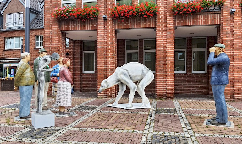 Eisbärin zwischen Figuren