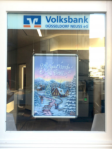 Poster im Schaufenster einer Bank-Filiale