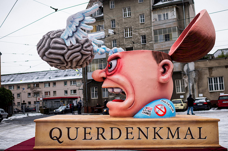 Querdenkmal für hirnbefreite Querdenker, 2021