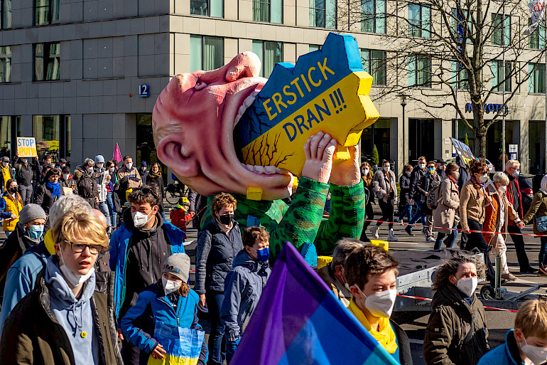 Demo mit Putin-Wagen