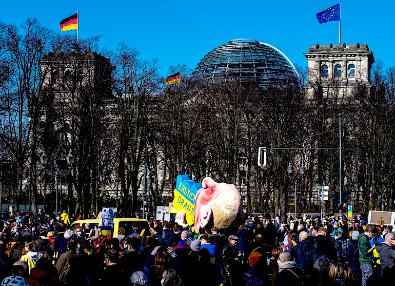 Vor dem Reichstag