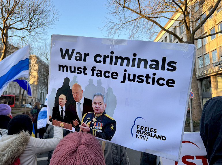 Plakat: "War criminals must face justice"