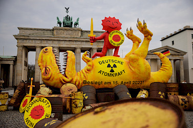Atomkraft-Saurier von den Erneuerbaren erlegt. Foto: Greenpeace