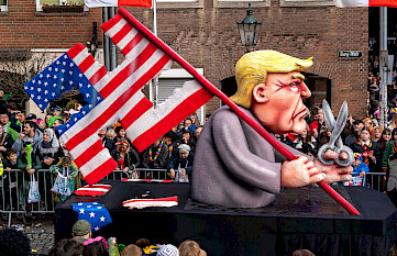 Trump mit zurechtgestutzter US-Flagge