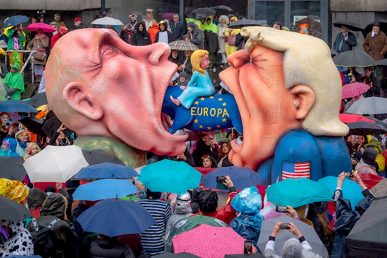 Putin und Trump verschlingen Europa. Foto: © Ricarda Hinz