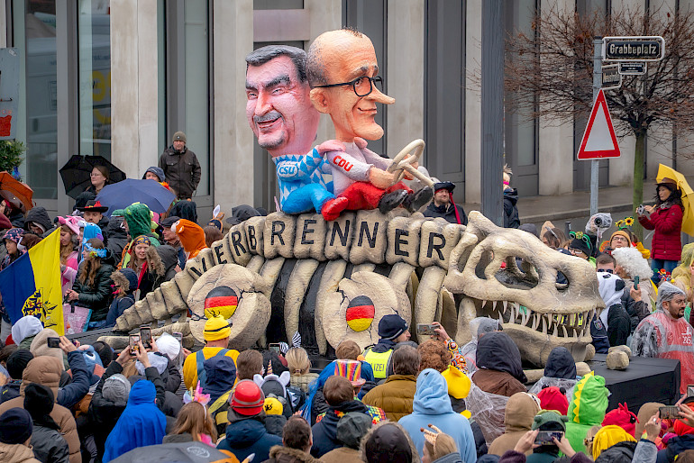 Söder und Merz reiten das Verbrenner-Fossil. Foto: © Ricarda Hinz