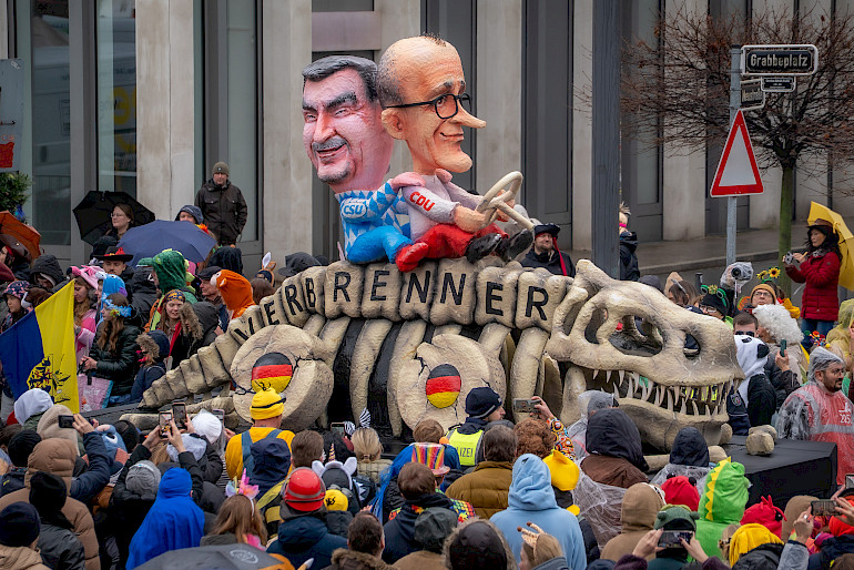 Söder und Merz reiten das Verbrenner-Fossil. Foto: © Ricarda Hinz