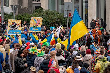 Narren zeigen Solidarität mit der Ukraine. Foto: © Ricarda Hinz
