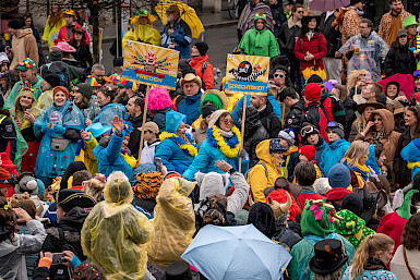 Narren zeigen Solidarität mit der Ukraine. Foto: © Ricarda Hinz