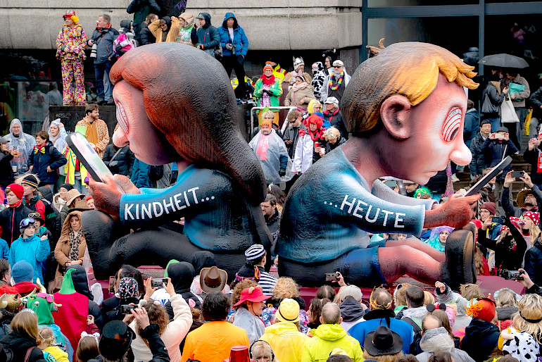 Kindheit  heute – voneinander abgewandt, mit Smartphone. Foto: © Ricarda Hinz