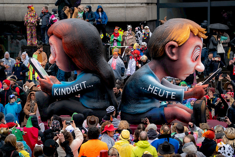 Kindheit  heute – voneinander abgewandt, mit Smartphone. Foto: © Ricarda Hinz