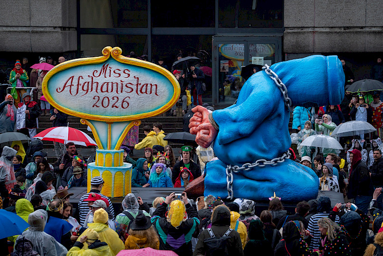 Miss Afghanistan in Ketten. Foto: © Ricarda Hinz